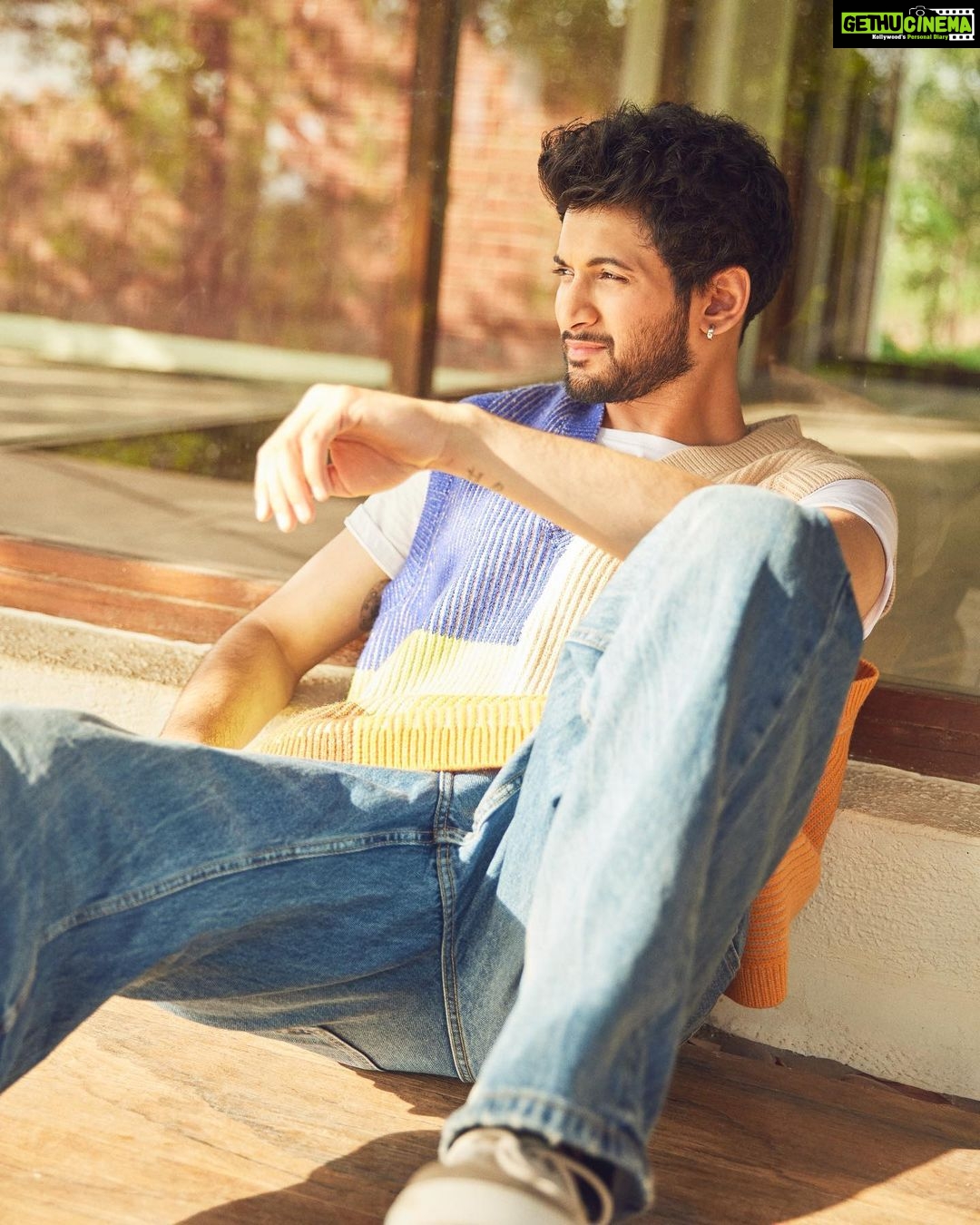 Rohit Suresh Saraf Instagram - @mansworldindia π Photos by @sheldon.santos Styled by @saloniparekh__ Asst by @jaineeebheda Hair by @styled_by_tanik Make up by @imtiaz_makeup Managed by @kimberley.fernandes Artist Reputation Management @media.raindrop Oleander Farms