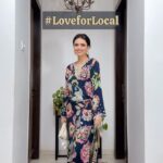 Roshni Chopra Instagram - Shop #LoveforLocal 🛍️ 💕🤌🏽 Blue tunic - @sajedalehry Earrings- @hanom_jewellery Embroidered bag- @stoffastyle Juttis @ffeetoor Where would@you wear this look? For me it could go from a Diwali party to a resort wedding to a beach Dj night 💥 #makeinindia #supportsmallbusiness #homegrown #rovive #rostyle