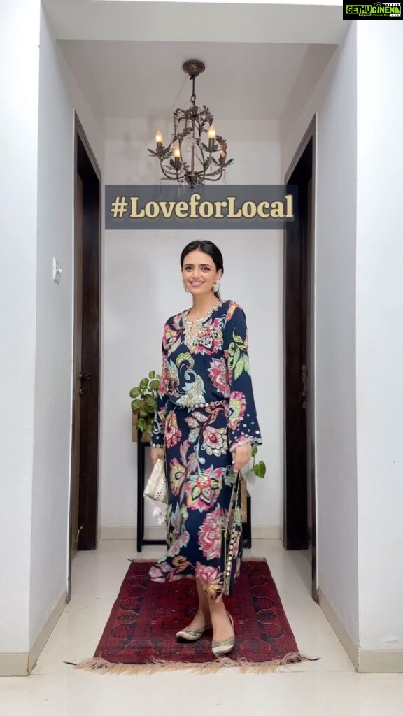 Roshni Chopra Instagram - Shop #LoveforLocal 🛍️ 💕🤌🏽 Blue tunic - @sajedalehry Earrings- @hanom_jewellery Embroidered bag- @stoffastyle Juttis @ffeetoor Where would@you wear this look? For me it could go from a Diwali party to a resort wedding to a beach Dj night 💥 #makeinindia #supportsmallbusiness #homegrown #rovive #rostyle