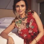 Roshni Chopra Instagram - I dream in flowers 🥀 In @varunbahlcouture & @shriparamanijewels #indiacoutureweek 📸 @banjaariii Hair @moryalalit Thank you @quirkbrandconsulting ✨
