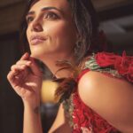 Roshni Chopra Instagram - I dream in flowers 🥀 In @varunbahlcouture & @shriparamanijewels #indiacoutureweek 📸 @banjaariii Hair @moryalalit Thank you @quirkbrandconsulting ✨