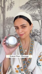 Roshni Chopra Instagram - POV - You don’t need fancy face tools to GLOW 🫶✨
Say yes and give this a try - it’s fun easy and works 🤌🏽❤️

#robeauty #robeautywednesday #facemassage natural beauty sculpted cheekbones jawline self care