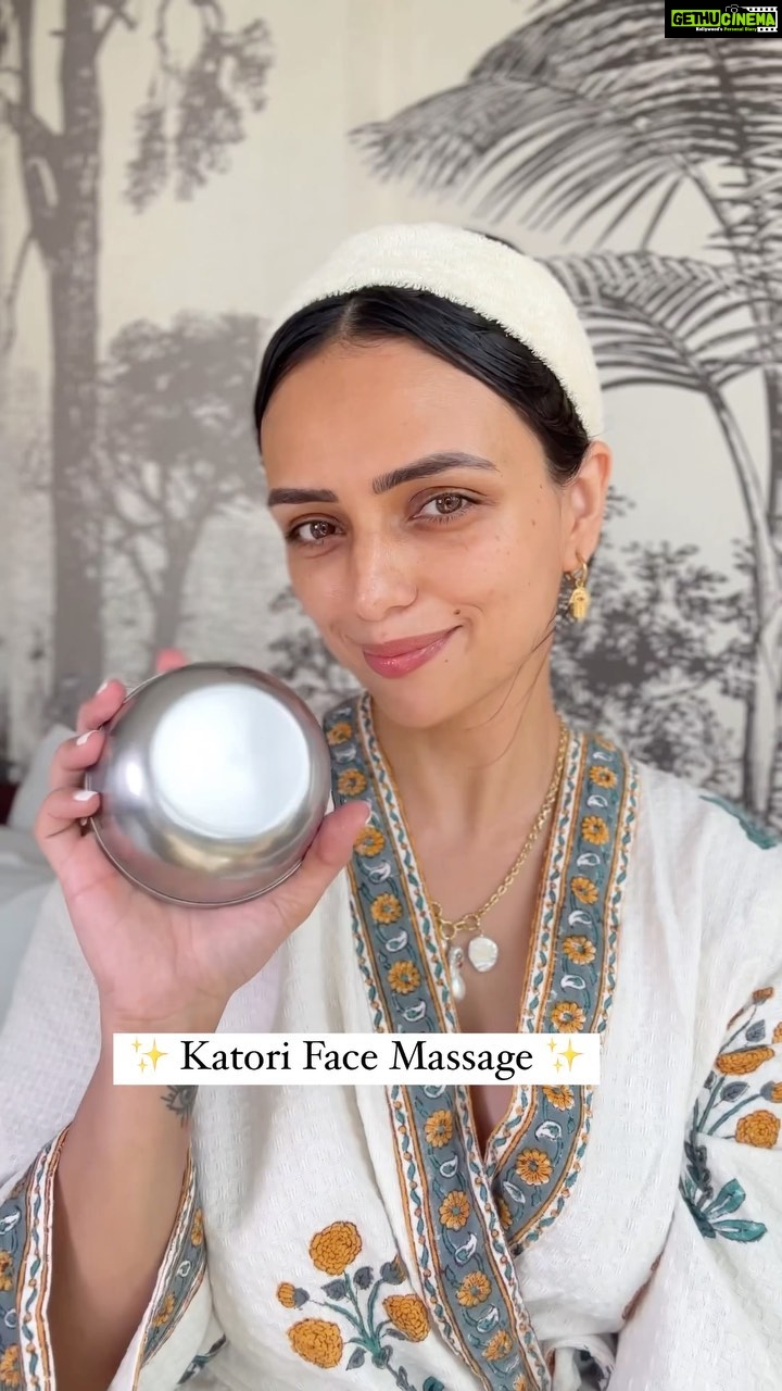 Roshni Chopra Instagram - POV - You don’t need fancy face tools to GLOW 🫶✨ Say yes and give this a try - it’s fun easy and works 🤌🏽❤️ #robeauty #robeautywednesday #facemassage natural beauty sculpted cheekbones jawline self care