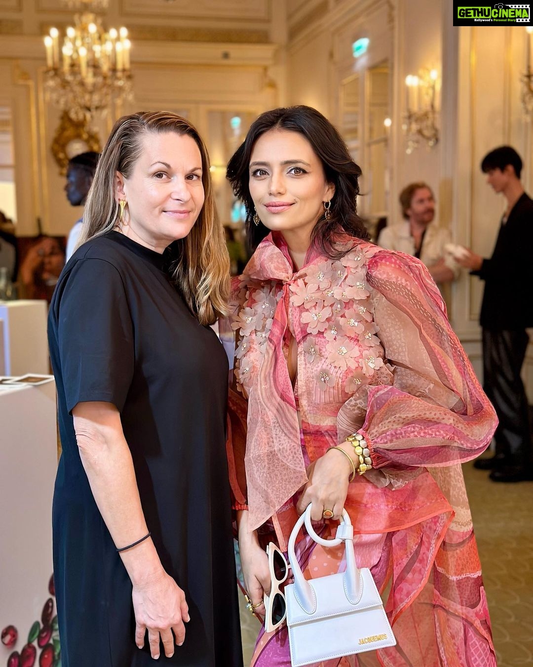 Roshni Chopra Instagram - This barbie isn’t plastic 😂 what’s your pick this weekend Barbie or Oppenhimer?? Wearing the latest drop by @pankajandnidhi for a special afternoon with @gemfields to celebrate their new collection. Plaza Athénée