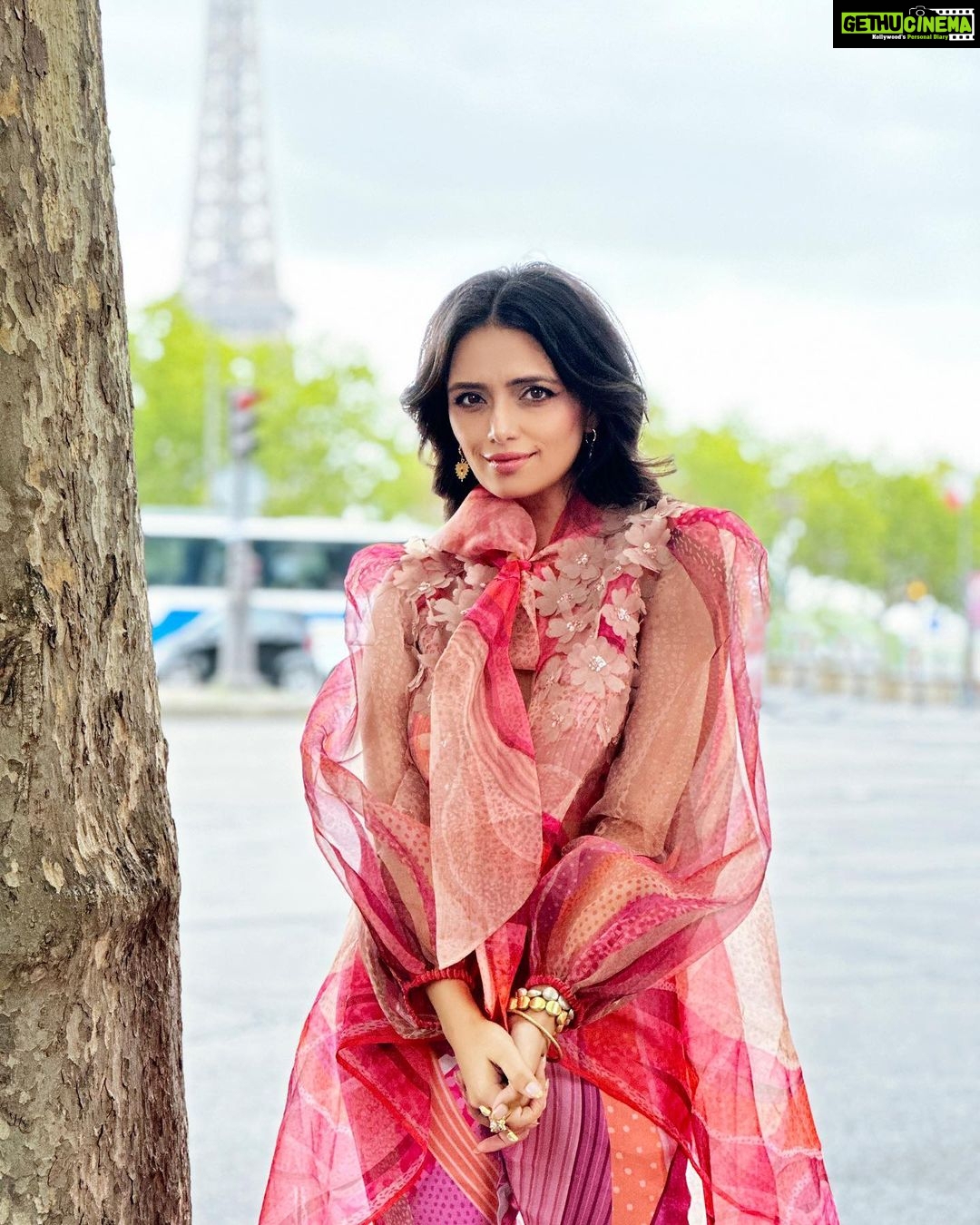Roshni Chopra Instagram - This barbie isn’t plastic 😂 what’s your pick this weekend Barbie or Oppenhimer?? Wearing the latest drop by @pankajandnidhi for a special afternoon with @gemfields to celebrate their new collection. Plaza Athénée