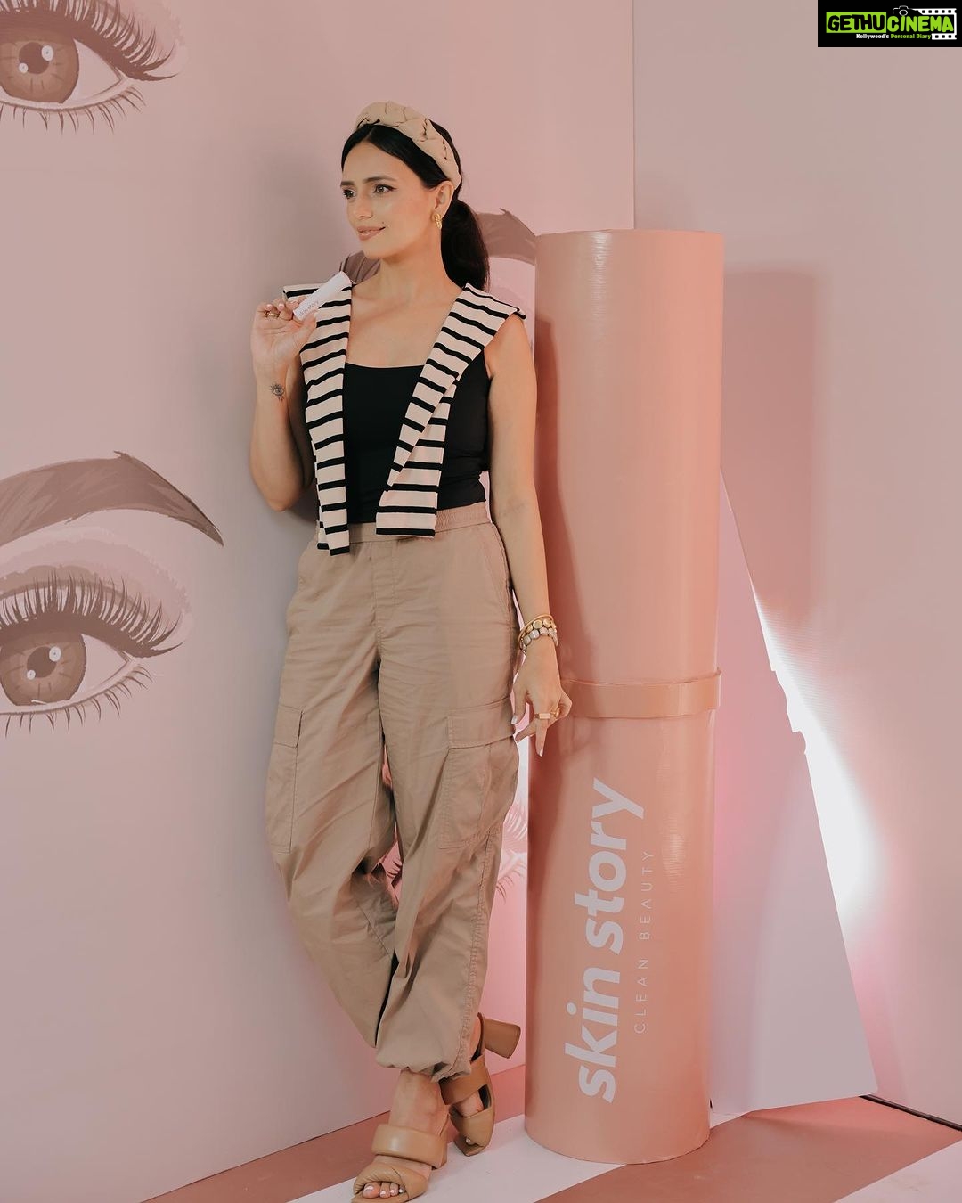Roshni Chopra Instagram - 🪞Celebrating clean beauty inside out as @skinstoryme launches in india✨💕. Obsessed with their multisticks and mascara! You have to try the Growth serum for your lashes and brows! So easy to use and actually filled with ingredients that are good for the skin 💕✨ You can shop them on www.skinstory.me or Nykaa #SkinStoryCleanBeauty #SkinStoryIndia #CleanBeauty #SkinStory collab