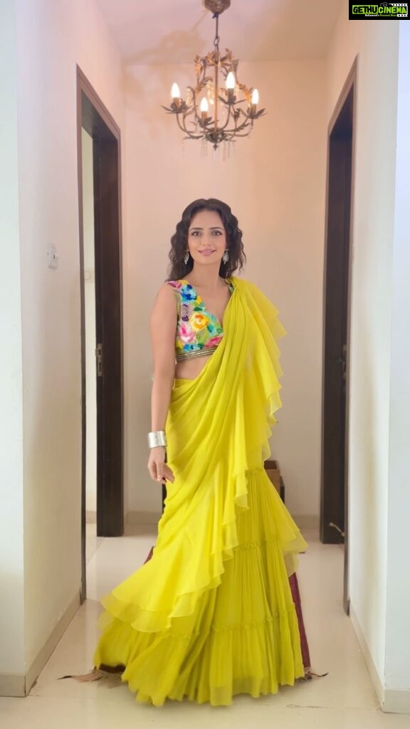 Roshni Chopra Instagram - The pre drape sari I’ll be dancing the night away in 💛 ✨ in and for @dineshmalkani ☀️ #indiandesigners #supportindiandesigners #saree #predrapedsaree #drapedsaree #rovive
