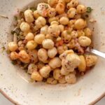 Roshni Chopra Instagram - Makhana Chaat Recipe 🤌🏽❤️ Roast makhana in a teaspoon of ghee to make it crisp Boil sprouts (can skip this step or add channa instead - I like to add it for protein! ) Add chopped green chilli tomato & onion Sprinkle lemon juice Add red chilli sale and chaat masala And it’s ready to eat ! Too Yummmm ❤️ #snacks #rorecipes #makhana #chaat #easyrecipes