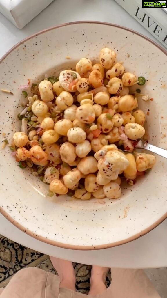 Roshni Chopra Instagram - Makhana Chaat Recipe 🤌🏽❤️ Roast makhana in a teaspoon of ghee to make it crisp Boil sprouts (can skip this step or add channa instead - I like to add it for protein! ) Add chopped green chilli tomato & onion Sprinkle lemon juice Add red chilli sale and chaat masala And it’s ready to eat ! Too Yummmm ❤️ #snacks #rorecipes #makhana #chaat #easyrecipes