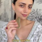 Roshni Chopra Instagram - This works 🤌🏽✨especially for when I want to look ‘sculpted’ and ‘snatched’ 😅 save & try - just takes 5 mins and is totally worth it (did I mention super relaxing too 😍 please use a face oil or cream before starting the massage . I’m using the kansa Gua sha which was a gift from @justherbsindia and I love it ! #robeauty #robeautywednesday Face massage gua sha natural beauty #cheekbones