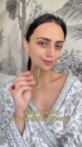 Roshni Chopra Instagram - This works 🤌🏽✨especially for when I want to look ‘sculpted’ and ‘snatched’ 😅 save & try - just takes 5 mins and is totally worth it (did I mention super relaxing too 😍 please use a face oil or cream before starting the massage . 
I’m using the kansa Gua sha which was a gift from @justherbsindia  and I love it ! 

#robeauty #robeautywednesday 
Face massage gua sha natural beauty #cheekbones