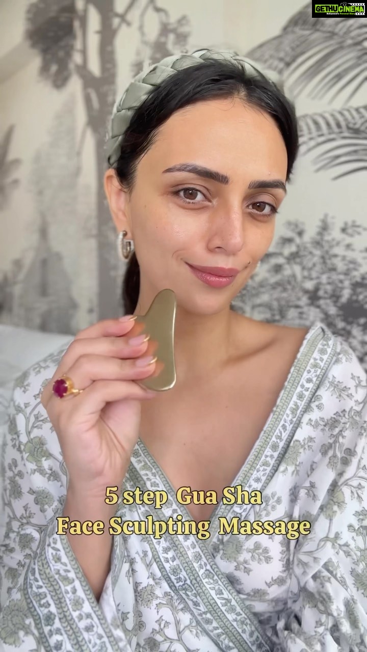 Roshni Chopra Instagram - This works 🤌🏽✨especially for when I want to look ‘sculpted’ and ‘snatched’ 😅 save & try - just takes 5 mins and is totally worth it (did I mention super relaxing too 😍 please use a face oil or cream before starting the massage . I’m using the kansa Gua sha which was a gift from @justherbsindia and I love it ! #robeauty #robeautywednesday Face massage gua sha natural beauty #cheekbones