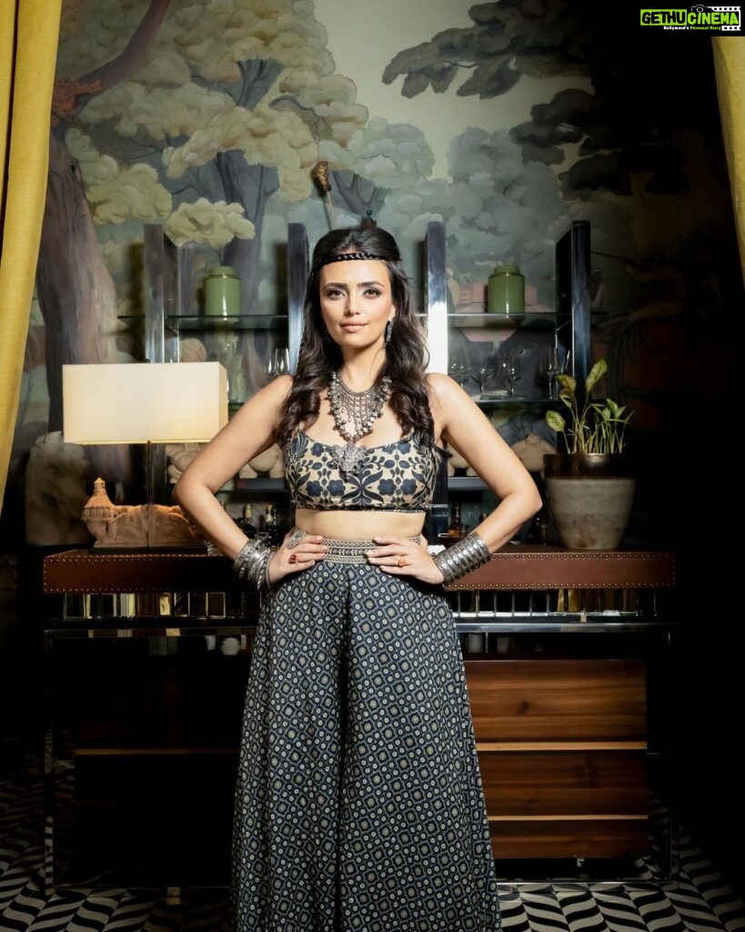 Roshni Chopra Instagram - This princess has a gypsy soul ✨ a night celebrating the mysterious magic of @jjvalaya wearing @jjv.kapurthala Swipe to the end to see a video of Jj’s most incredible store - a space that just blew me away ! 📸 @techjammer Hair @moryalalit Makeup @makeupbypriyanka2019 Assisted by @nehasofficial12 Thank you @amigos.rizwan for the best evening ✨ Indiacoutureweek fdci Indian designer