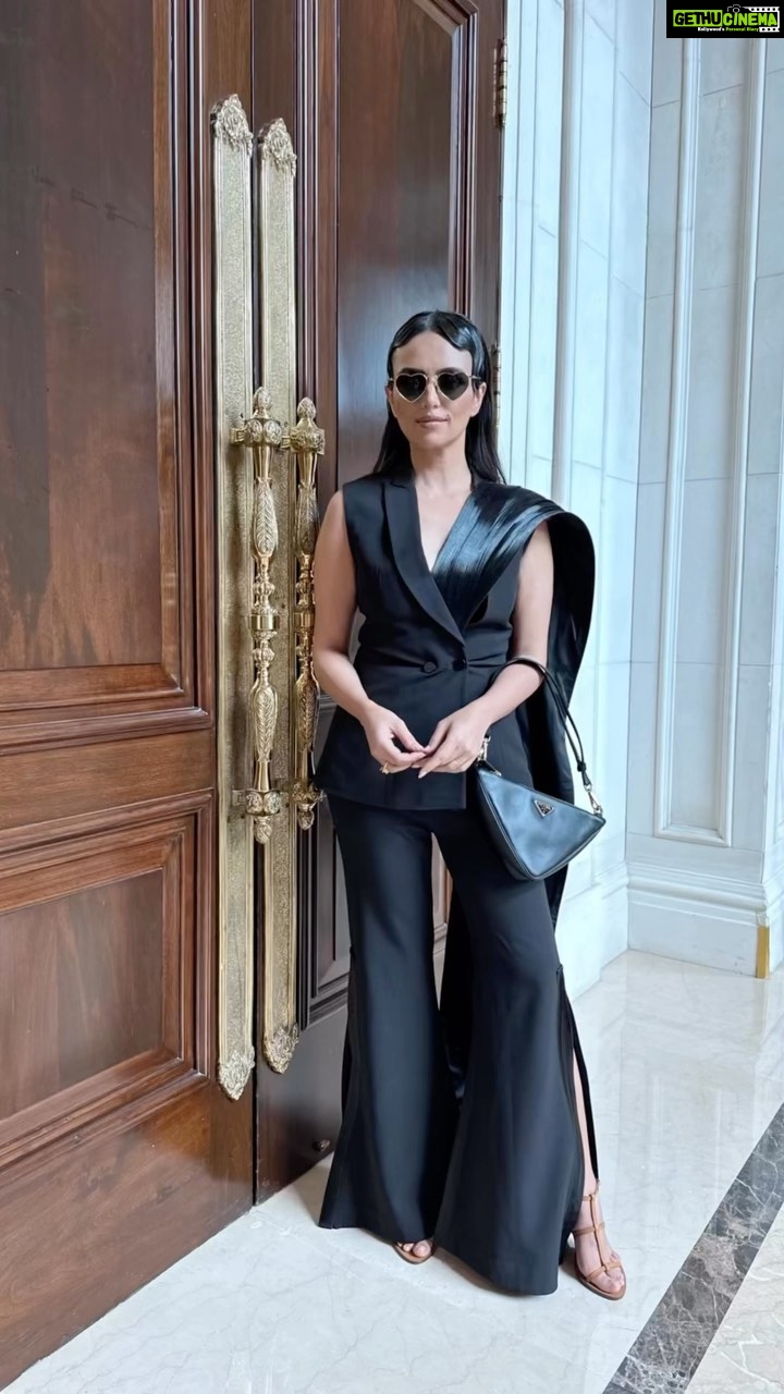 Roshni Chopra Instagram - Walking into the week like πββ¬ π In and for @rimzimdaduofficial #indiacoutureweek Team - Hair @moryalalit Makeup π- @makeupbypriyanka2019 πΈ& Assisted by - @nehasofficial12 π @theleelapalacenewdelhi @quirkbrandconsulting
