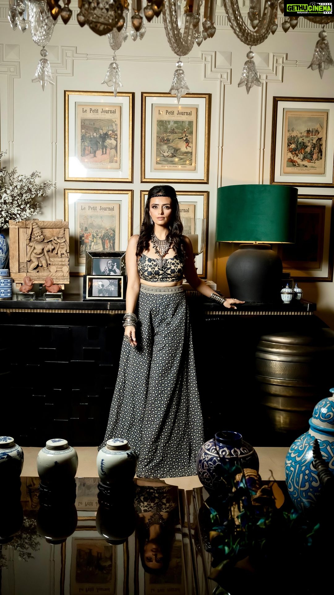 Roshni Chopra Instagram - Go wild or go home 💥 india couture week For - @jjvalaya In @jjvkapurthala @jwmarriottdelhi Concept and shot by @pranavgoswamy Cover image @techjammer Hair - @moryalalit Makeup - @makeupbypriyanka2019 Assisted by- @nehasofficial12
