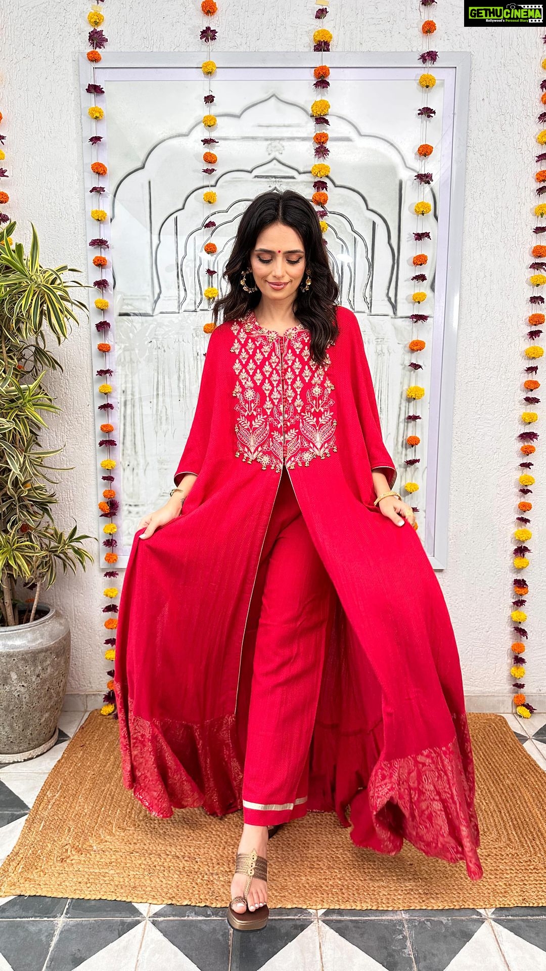 Roshni Chopra Instagram - Jai Ganesha 🙏🏽❤️ which one of these 3 looks from @inej.in is most you? Tell us in the comments 👇