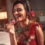 Roshni Chopra Instagram - I dream in flowers 🥀 In @varunbahlcouture & @shriparamanijewels #indiacoutureweek 📸 @banjaariii Hair @moryalalit Thank you @quirkbrandconsulting ✨