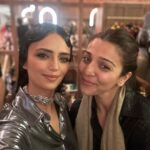 Roshni Chopra Instagram - I need a savage caption for this lewk 👀 Fun night celebrating the opening of @aashniandco in mumbai ❤️followed by a spectacular couture showing by my favs @shivanandnarresh 💥✨ with some of my favs 💕 Mumbai - The City Of Dreams