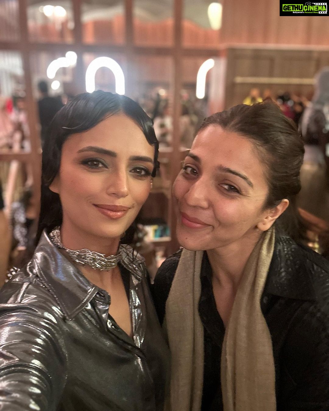 Roshni Chopra Instagram - I need a savage caption for this lewk 👀 Fun night celebrating the opening of @aashniandco in mumbai ❤️followed by a spectacular couture showing by my favs @shivanandnarresh 💥✨ with some of my favs 💕 Mumbai - The City Of Dreams