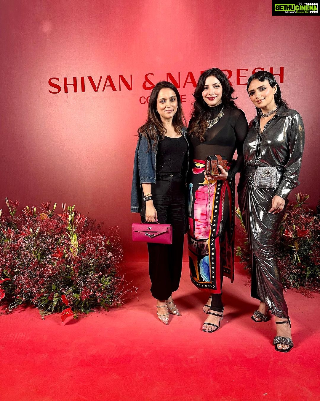 Roshni Chopra Instagram - I need a savage caption for this lewk 👀 Fun night celebrating the opening of @aashniandco in mumbai ❤️followed by a spectacular couture showing by my favs @shivanandnarresh 💥✨ with some of my favs 💕 Mumbai - The City Of Dreams