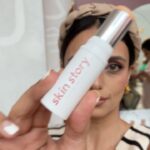 Roshni Chopra Instagram - 🪞Celebrating clean beauty inside out as @skinstoryme launches in india✨💕. Obsessed with their multisticks and mascara! You have to try the Growth serum for your lashes and brows! So easy to use and actually filled with ingredients that are good for the skin 💕✨ You can shop them on www.skinstory.me or Nykaa #SkinStoryCleanBeauty #SkinStoryIndia #CleanBeauty #SkinStory collab