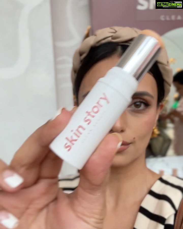 Roshni Chopra Instagram - 🪞Celebrating clean beauty inside out as @skinstoryme launches in india✨💕. Obsessed with their multisticks and mascara! You have to try the Growth serum for your lashes and brows! So easy to use and actually filled with ingredients that are good for the skin 💕✨ You can shop them on www.skinstory.me or Nykaa #SkinStoryCleanBeauty #SkinStoryIndia #CleanBeauty #SkinStory collab