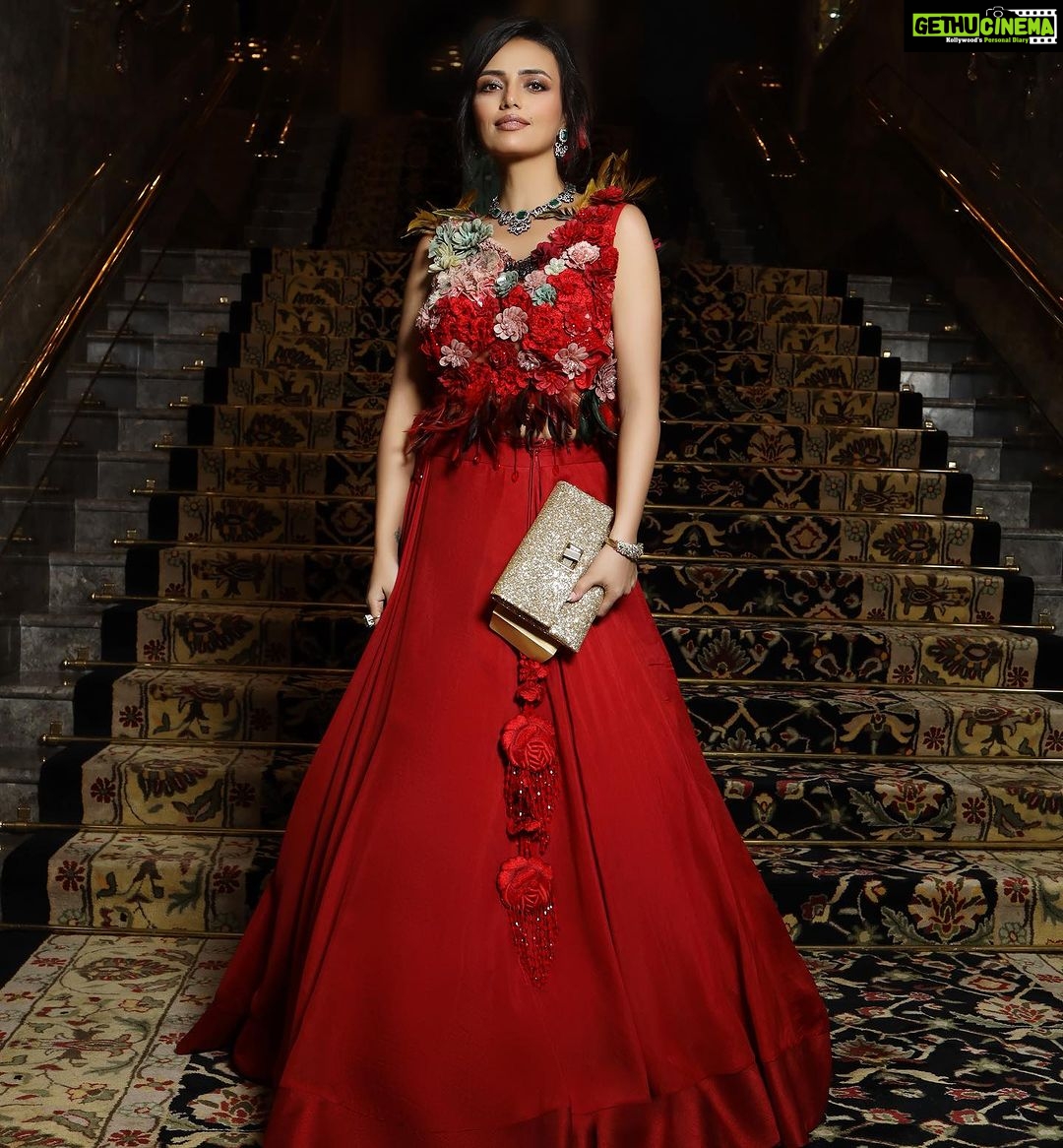 Roshni Chopra Instagram - Pick a favourite 1-10 ๐โจ? Indian designer looks I wore across couture weeks in paris ๐ซ๐ท & india ๐ฎ๐ณ Look 1 @taruntahiliani Look 2 @anamikakhanna.in Look 3 @aisharaoofficial Look4 @rahulmishra_7 Look5 @varun_bahl Look 6 @rimzimdaduofficial Look 7 @jjv.kapurthala Look8 @ritukumarhq Look 9 @reik.studio Look 10 @rohitgandhirahulkhanna #indiandesigners #rovive #rostyle #couture #taruntahiliani #anamikakhanna #rahulmishra #aisharao #varunbahl #rimzimdadu #reik #ritukumar #jjvalaya #rohitgandhirahulkhanna