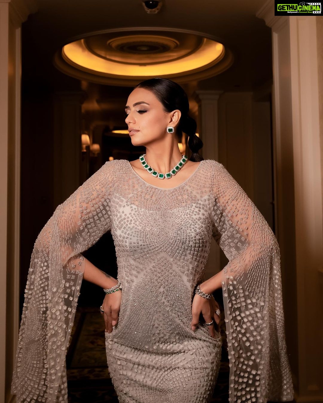 Roshni Chopra Instagram - Caption this ✨ ? In and for @rohitgandhirahulkhanna at india couture week Jewels @karishma.joolry 📸 @techjammer Hair @moryalalit Makeup @makeupbypriyanka2019 i
