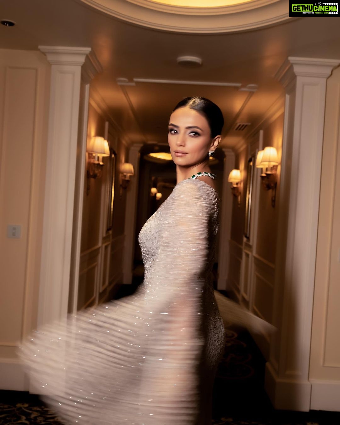 Roshni Chopra Instagram - Caption this ✨ ? In and for @rohitgandhirahulkhanna at india couture week Jewels @karishma.joolry 📸 @techjammer Hair @moryalalit Makeup @makeupbypriyanka2019 i