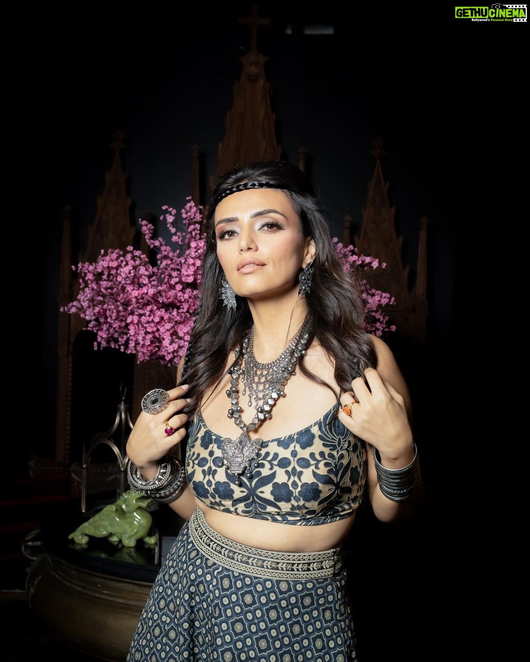 Roshni Chopra Instagram - This princess has a gypsy soul ✨ a night celebrating the mysterious magic of @jjvalaya wearing @jjv.kapurthala Swipe to the end to see a video of Jj’s most incredible store - a space that just blew me away ! 📸 @techjammer Hair @moryalalit Makeup @makeupbypriyanka2019 Assisted by @nehasofficial12 Thank you @amigos.rizwan for the best evening ✨ Indiacoutureweek fdci Indian designer