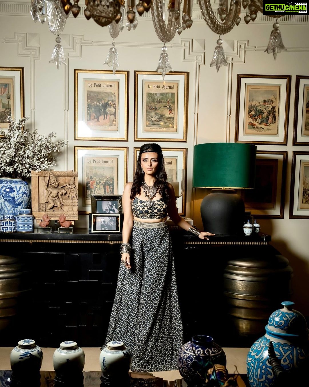 Roshni Chopra Instagram - This princess has a gypsy soul ✨ a night celebrating the mysterious magic of @jjvalaya wearing @jjv.kapurthala Swipe to the end to see a video of Jj’s most incredible store - a space that just blew me away ! 📸 @techjammer Hair @moryalalit Makeup @makeupbypriyanka2019 Assisted by @nehasofficial12 Thank you @amigos.rizwan for the best evening ✨ Indiacoutureweek fdci Indian designer