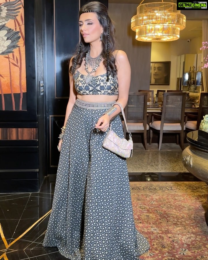 Roshni Chopra Instagram - This princess has a gypsy soul ✨ a night celebrating the mysterious magic of @jjvalaya wearing @jjv.kapurthala Swipe to the end to see a video of Jj’s most incredible store - a space that just blew me away ! 📸 @techjammer Hair @moryalalit Makeup @makeupbypriyanka2019 Assisted by @nehasofficial12 Thank you @amigos.rizwan for the best evening ✨ Indiacoutureweek fdci Indian designer