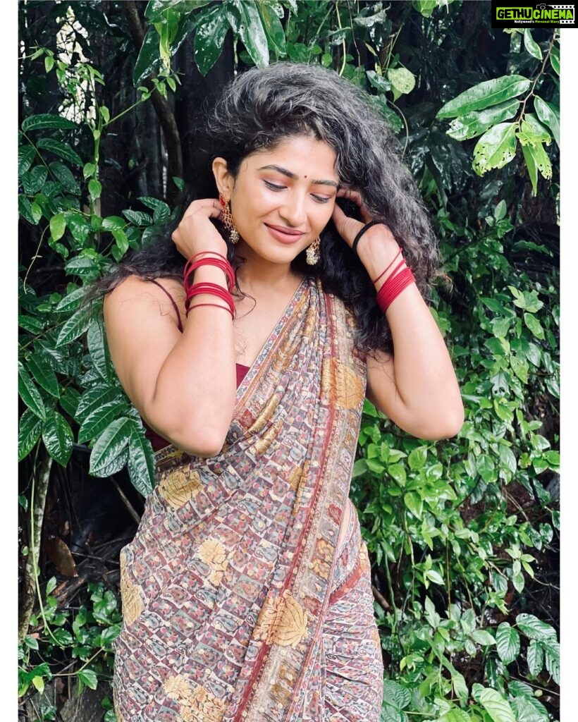 Roshni Prakash Instagram - Amma says I have draped the saree well 😬