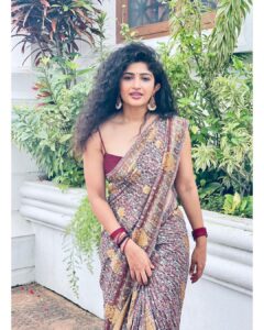 Roshni Prakash Instagram - Amma says I have draped the saree well 😬