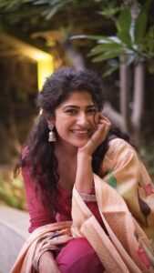 Roshni Prakash Instagram - Bringing on the endless sunshine. ✨

From the Pre release event of #GandeevadhariArjuna . 
Releasing on August 25th. 

Thank you for dressing me up pretty akka @bhargavikunam 💟

Love you @raji.raaga09 🫶

@manish_konidala it was really a treat working with you. Looking forward for our many collaborations.✨