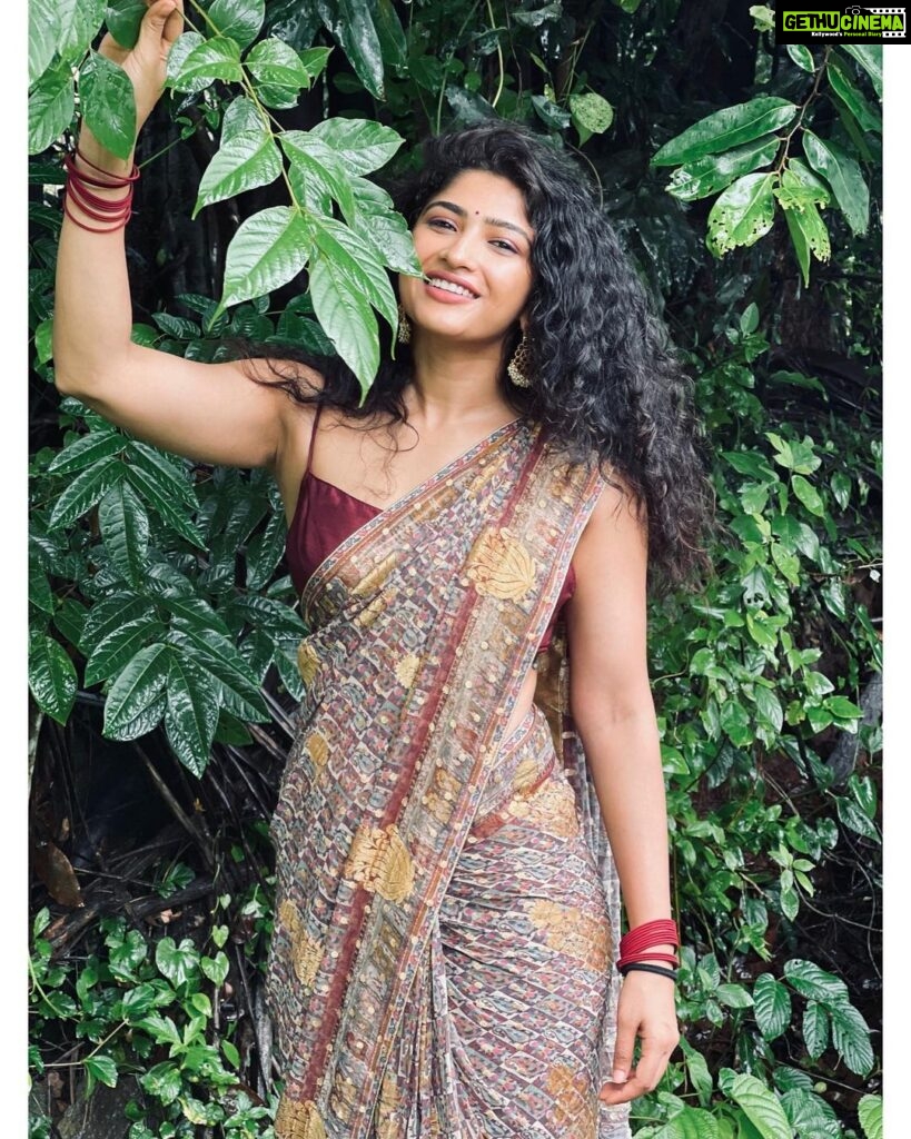 Roshni Prakash Instagram - Amma says I have draped the saree well 😬