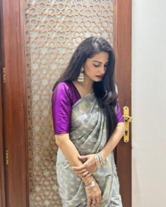 Rucha Hasabnis Instagram - 💜💜💜💜💜
.
.
#ganpati2023🌺🙏♥️ #ganpatibappamoryapudhchyavarshilavkrya