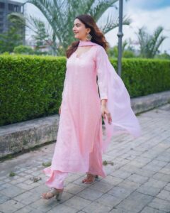 Rukshar Dhillon Instagram - 🌸 #Tufang Promotions Day 1 In cinemas on 21st July! Styled by- @vasundhara_daga Wearing- @thenawabikurti Hair- @hairstylist_laddi312 Make up-@abhishekarora_01 Pictures- @gsfilms.x @visualbypotter Amritsar, Punjab