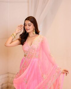 Rukshar Dhillon Instagram - 💕

@bhargavikallam @kavithaguttaofficial @arpitr93 @houseofqc @pandoras_art_jewellery 

#weddingvibes