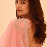 Rukshar Dhillon Instagram – Just warming up to torture my feet for the sangeet🙈🥰

@bhargavikallam @kavithaguttaofficial @arpitr93 @houseofqc @pandoras_art_jewellery 

#weddingvibes