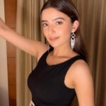 Rukshar Dhillon Instagram – BLING IT ON✨

HMU- 🙋🏻‍♀️
Dress- Sista Wardrobe 
Heels- Birthday gift from Masi 
Accessories- Random buy