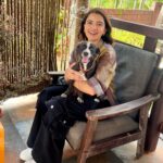 Rukshar Dhillon Instagram – I don’t know who was trying to copy whose expressions, but I love these pictures!😍♥️
Meet my new friend on set-Tinku🐾

#bts #shoot #doglover