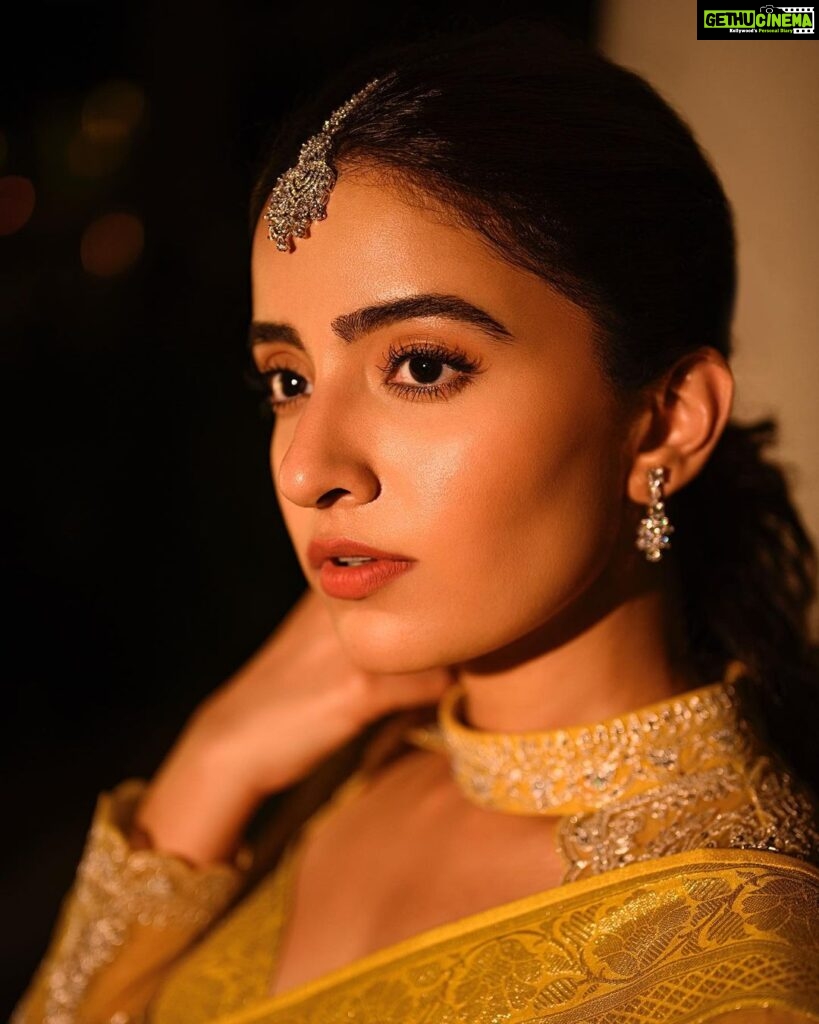 Rukshar Dhillon Instagram - A thousand yellow sparkles were shining that night!✨ Make up- A PROUD ME🥰 What do you guys think? Specially all my make up artists seeing this. How did I do?😃 Captured by- @arpitr93 (Love the pictures) Styled by- @bhargavikallam ♥ Hair- @abhishekindu Wearing- @kavithaguttaofficial Jewellery- @karnikajewelshyd