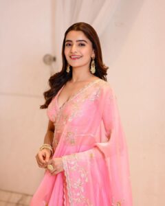 Rukshar Dhillon Instagram - 💕

@bhargavikallam @kavithaguttaofficial @arpitr93 @houseofqc @pandoras_art_jewellery 

#weddingvibes