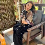 Rukshar Dhillon Instagram – I don’t know who was trying to copy whose expressions, but I love these pictures!😍♥️
Meet my new friend on set-Tinku🐾

#bts #shoot #doglover
