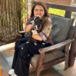 Rukshar Dhillon Instagram – I don’t know who was trying to copy whose expressions, but I love these pictures!😍♥️
Meet my new friend on set-Tinku🐾

#bts #shoot #doglover