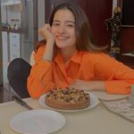 Rukshar Dhillon Instagram - The art and the artist🧡 #RukCanCook A yummy banana walnut cinnamon cake. Handmade with ♥️
