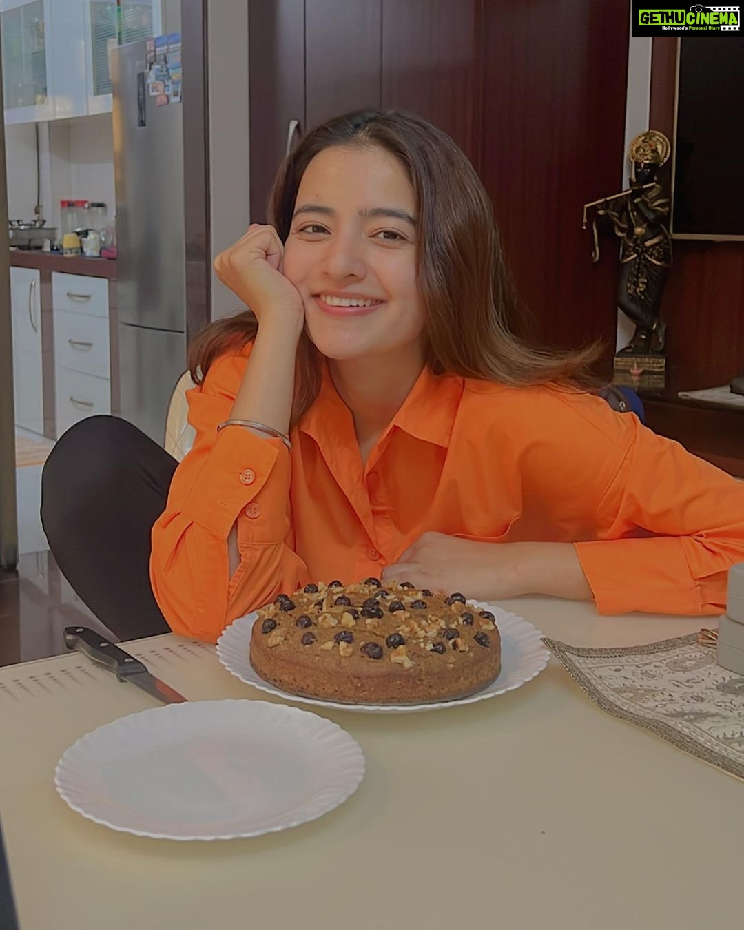 Rukshar Dhillon Instagram - The art and the artist🧡 #RukCanCook A yummy banana walnut cinnamon cake. Handmade with ♥️