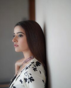 Rukshar Dhillon Instagram - 21-7-2023 💌
#Tufang 

In theaters now!

Wearing- @houseofsanaari 
Jewellery- @the_chandi_studio 
Styled by- @vasundhara_daga 
Captured by- @neerajsethiphotography 
Make up- @rup_makeup_aura 
Hair- @hairstylist_laddi312