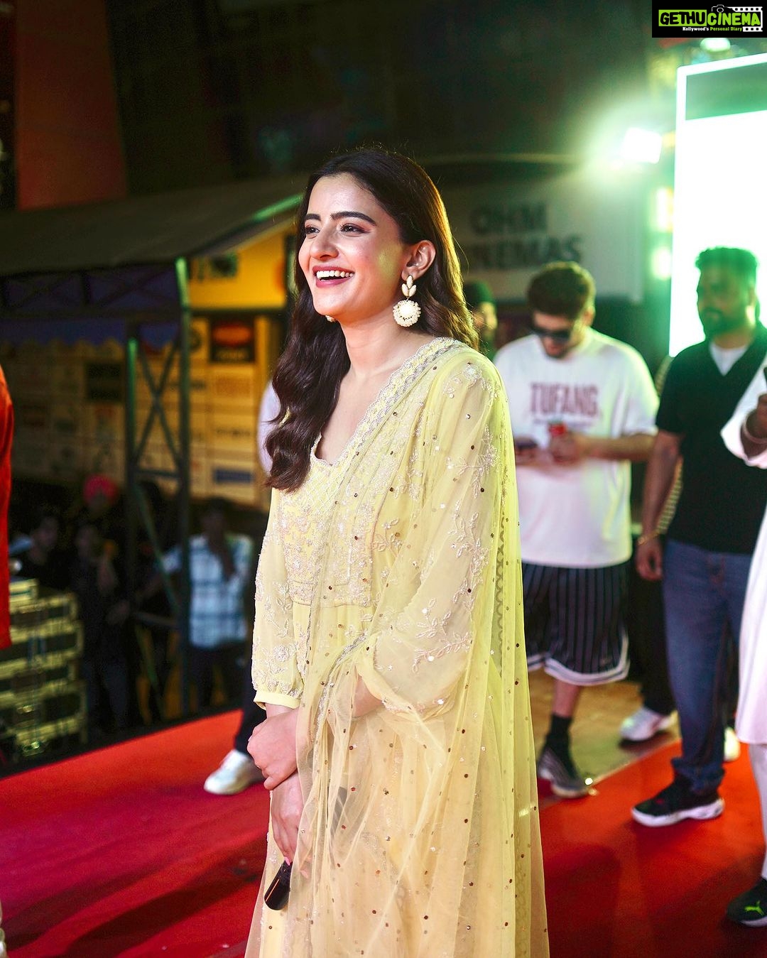Rukshar Dhillon Instagram - Shaam Shaandar♥️ #Tufang in cinemas on 21st July🔥 Styled by- @vasundhara_daga Wearing- @summerbypriyankagupta Hair- @hairstylist_laddi312 Make up- @mishimakeovers Sirsa - The Beautiful City